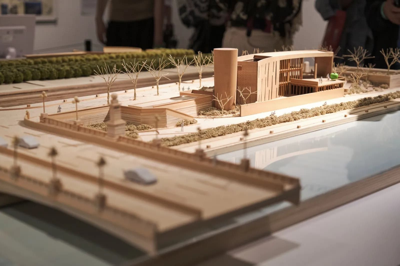 Architekturmodell aus Holz mit Gebäuden und Straßen in einer Ausstellung