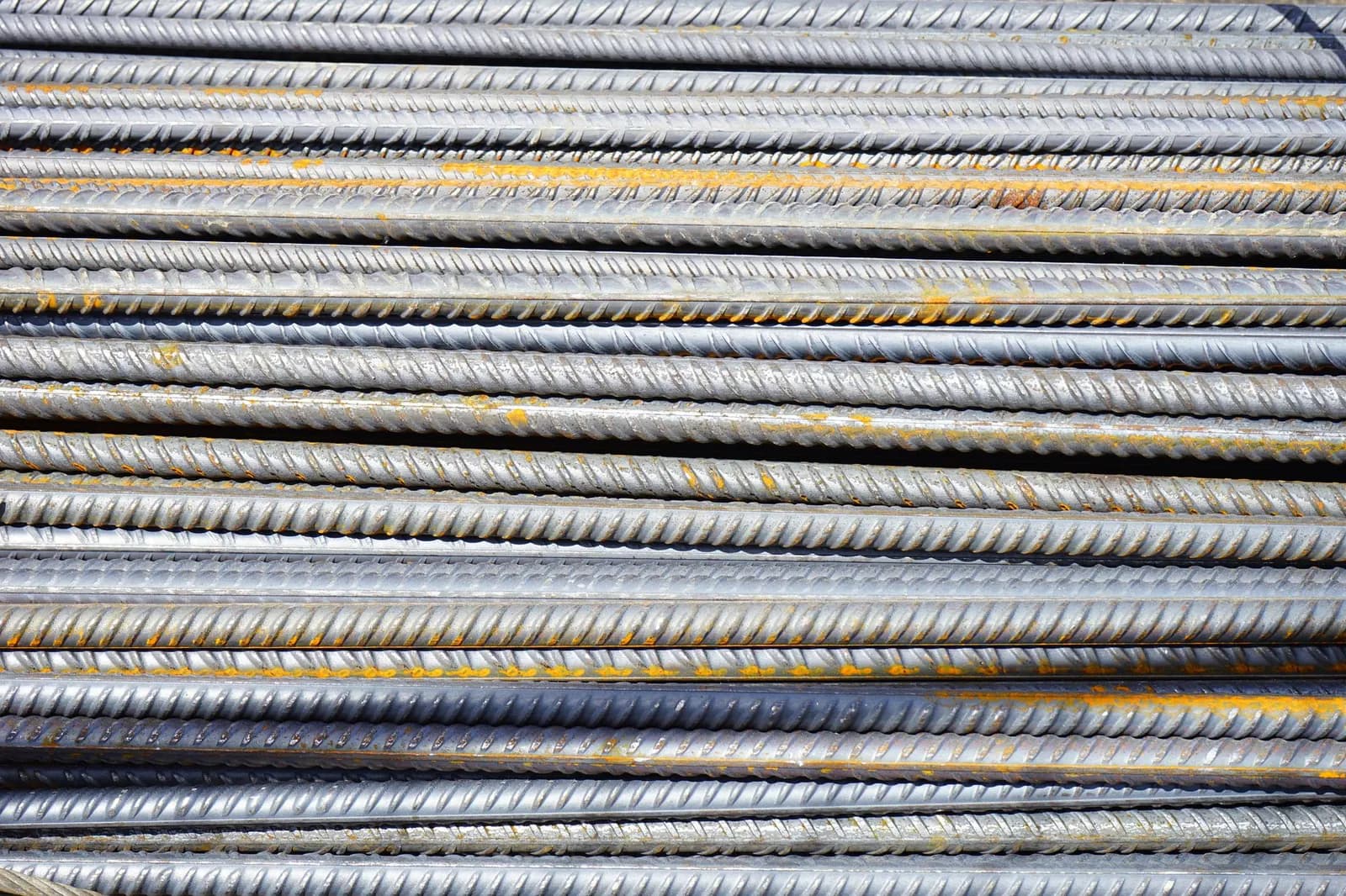 Gestapelte Bewehrungsstäbe aus Betonstahl auf einer Baustelle