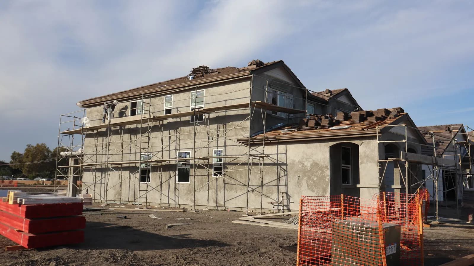 Zweigeschossiger Neubau eines Wohnhauses mit Gerüst und frisch gedecktem Ziegeldach