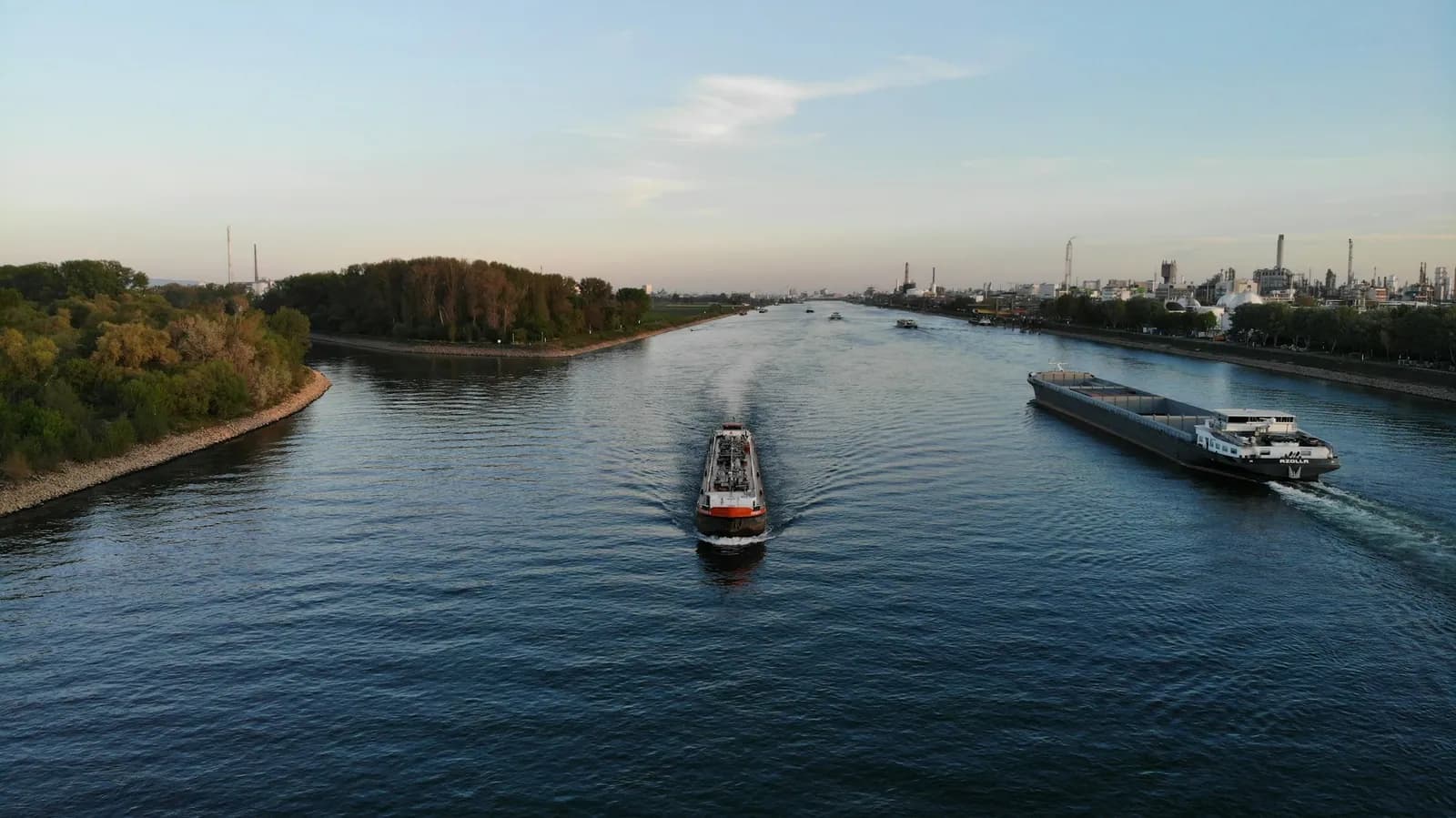 Kleines Frachtschiff auf dem Rhein bei Ludwigshafen in der Abendsonne