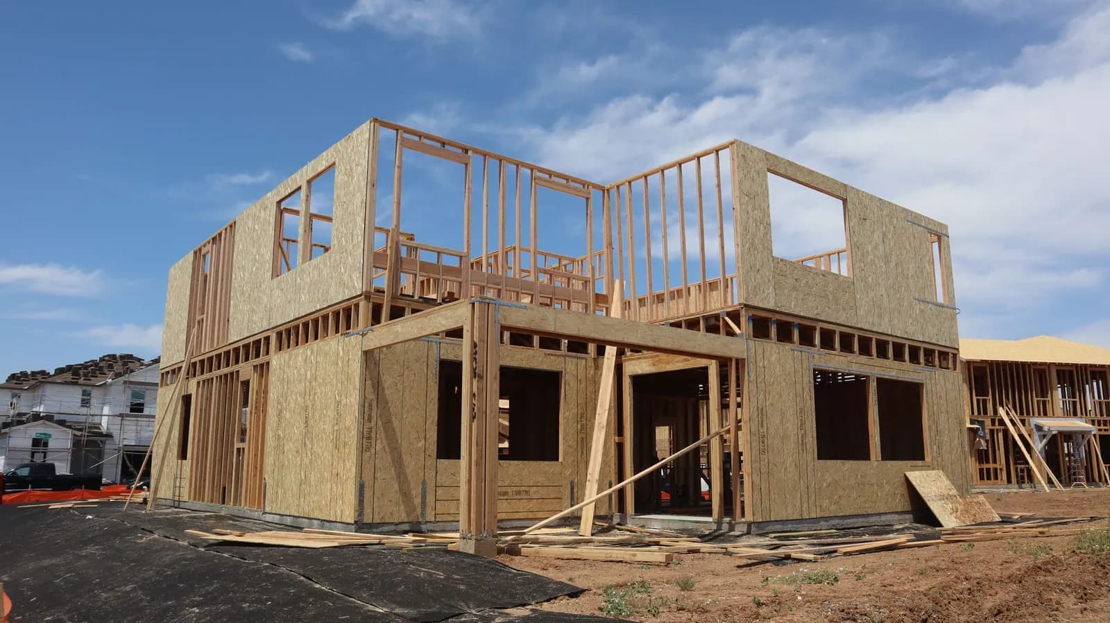 Zweigeschossiger Rohbau eines Hauses in Holzrahmenbauweise mit beplankten Wandelementen