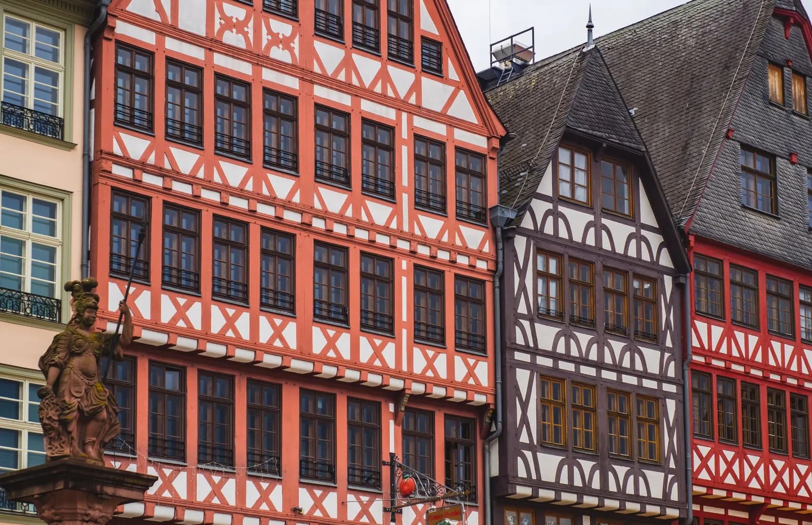 Historische Fachwerkhäuser mit hellen Fassaden in einer deutschen Altstadt