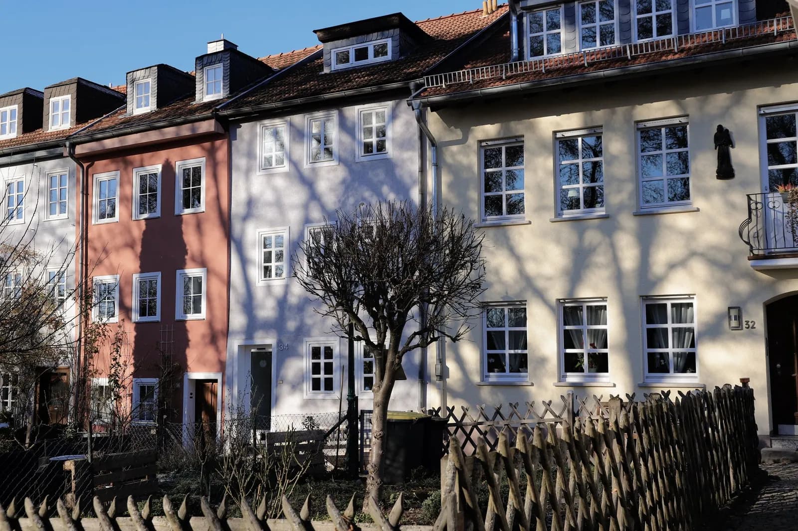 Bunte Reihenhäuser in Fulda mit Schattenwurf an einem sonnigen Tag