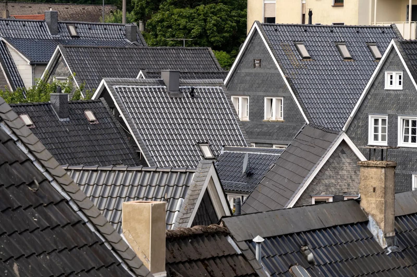Blick von oben auf die grauen Ziegeldächer einer Wohnsiedlung